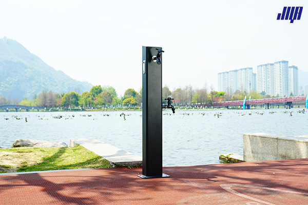 极亚智能龙睛系列户外立柱水龙头实拍，湖边场景用水设备