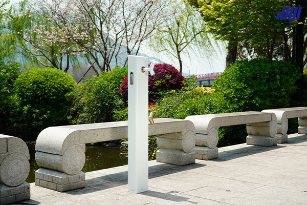 极亚智能龙睛系列户外立柱水龙头实拍，庭院花园场景用水设备