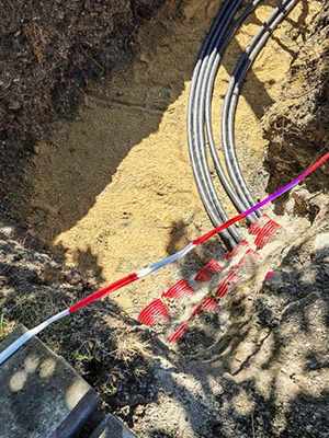 水电桩电路水路管线分槽敷设施工现场