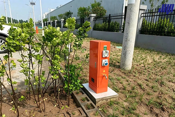 河北览众房车厂区部署现场，橙红色水电桩沿车位排列